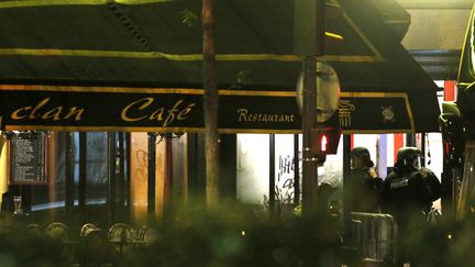 &nbsp; (Devant la salle de spectacle du Bataclan, la nuit des attentats du 13 novembre. © Reuters)