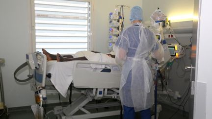 Un patient atteint du Covid-19 est pris en charge&nbsp;à&nbsp;l'hôpital de Mamoudzou, à Mayotte, le 11 juin 2020. (ALI AL-DAHER / AFP)