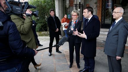 Emmanuel Macron fait une déclaration à la presse à la sortie d'un bureau de vote du Touquet (Pas-de-Calais), dimanche 15 mars 2020. (PASCAL ROSSIGNOL / POOL / AFP)