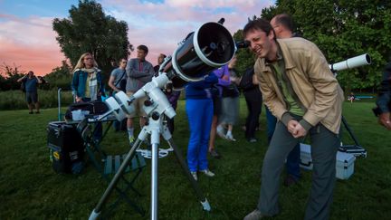 Un spectateur de la Nuit des étoiles, à Lille (Nord), le 2 août 2017. (PHILIPPE HUGUEN / AFP)