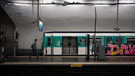 Une station de métro à Paris, le 8 mai 2020.&nbsp; (LAURE BOYER / HANS LUCAS / AFP)