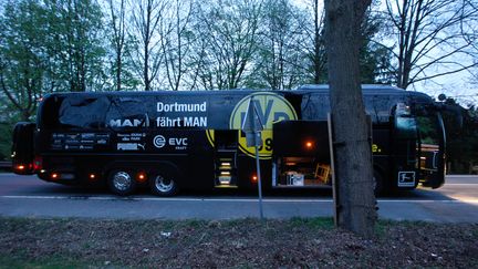 Le bus du Borussia Dortmund endommagé par trois explosions, avant le quart finale aller de la Ligue des champions contre Monaco, le 11 avril 2017. (INA FASSBENDER / AFP)