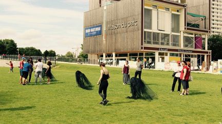 L'installation Empreinte d'A Nanna devant la maison du parc Jean Moulin les Guilands de Montreuil-Bagnolet. (CLAIRE LEROUX/DC)