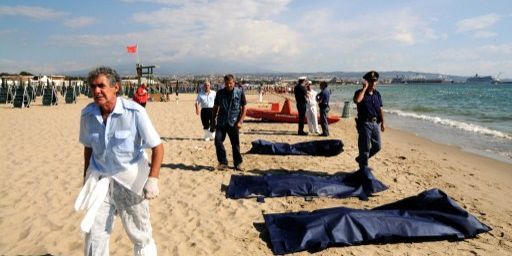 Des corps d'immigrants sur une plage de Catane, le 10 août 2013 (DARIO AZZARO / AFP)