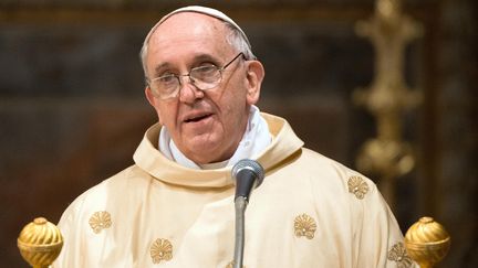 Le pape Fran&ccedil;ois c&eacute;l&egrave;bre sa premi&egrave;re messe &agrave; la chapelle Sixtine, le 14 mars 2013, au Vatican. (OSSERVATORE ROMANO / AFP)