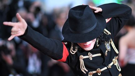 Après Lars von Trier lundi, un autre retour d'outre-tombe. Michael Jackson a fait une apparition remarquée et chorégraphiée sur le tapis rouge.
 (LOIC VENANCE / AFP)