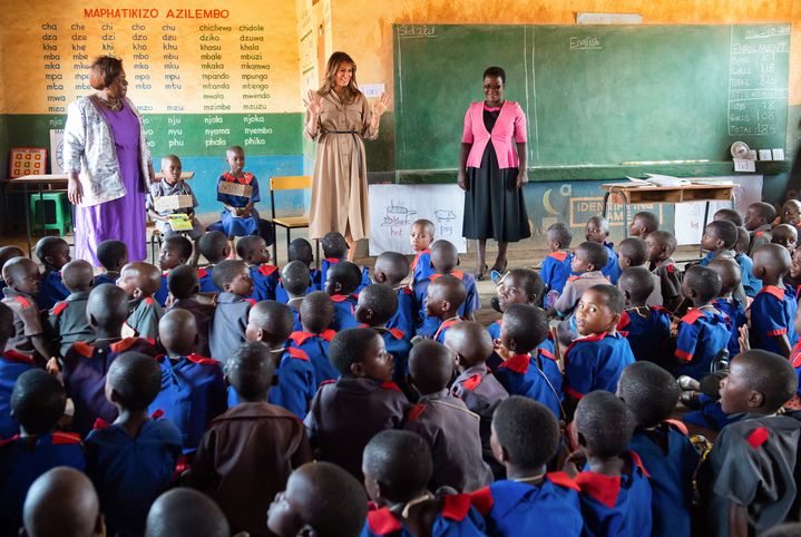 La première dame des Etats-Unis Melania Trump en visite dans une école primaire du Malawi lors de sa tournée africaine en solo, en octobre 2018. Dans la classe, pas un cheveu ne dépasse. (SAUL LOEB / AFP)