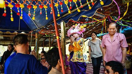 Les enfants sont amenés vers les temples où ils offrent des bénédictions à leurs parents et aux membres de leurs familles.  (Li Mangmang/Xinhua/Sipa)