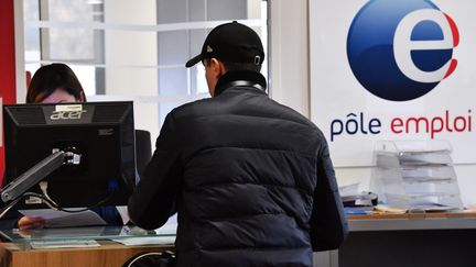 Un homme est assis face à une employée de l'agence Pôle emploi à Montpellier, dans l'Hérault, le 3 janvier 2019. (PASCAL GUYOT / AFP)