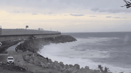 Lundi 20 février, l’île de La Réunion est frappée par le cyclone Freddy. Les rafales de vent pourraient atteindre les 130 km/h. L'île est en état d’alerte. (CAPTURE ECRAN FRANCE 2)