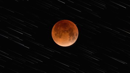 Une éclipse de Lune, le 28 septembre 2015.&nbsp; (SEBASTIAN VOLTMER / AFP)