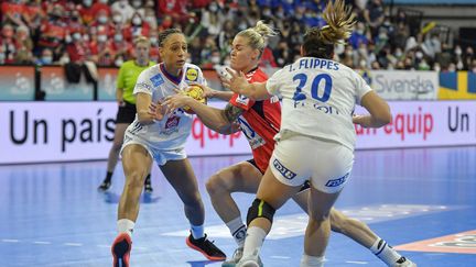 L'arrière gauche norvégienne Veronica Kristiansen tente de passer entre Beatrice Edwige et Laura Flippes, lors de la finale du Mondial entre la France et la Norvège, le 19 décembre 2021. (PAU BARRENA / AFP)