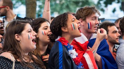 Des supporters de l'équipe de France dans une rue de Paris, le 10 juillet 2018.&nbsp; (EMMA PROSDOCIMI / SIPA)