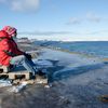 Le directeur international de l'Institut polaire norvégien, Kim Holmen, contemple le fjord de Longyearbyen (Norvège), le 27 mars 2018, sur le site d'une ancienne maison déplacée en raison de l'érosion. (YANN THOMPSON / FRANCEINFO)