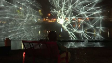 Au Havre, en Seine-Maritime, se tient un festival au sujet de l'impressionnisme.&nbsp;Parmi les découvertes proposées au public jusqu'à samedi 27 août au soir, il y a l'installation lumineuse "Constellations".&nbsp;Une œuvre&nbsp;immersive particulièrement&nbsp;originale, projetée sur les eaux de la Seine. (FRANCE 2)