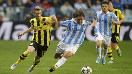 L'attaquant de Dortmund Larco Reus face à  Manuel Iturra (Malaga)  (JOSE JORDAN / AFP)