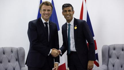 Le président français Emmanuel Macron et le Premier ministre britannique Rishi Sunak à la COP27, à Charm el-Cheikh, en Egypte, le 7 novembre 2022.&nbsp; (BRITISH PRIME MINISTRY / HANDOUT / ANADOLU AGENCY / AFP)