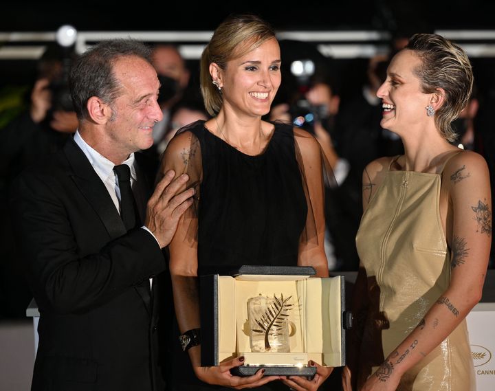 Julia Ducournau, réalisatrice française, a remporté la Palme d'or au Festival de Cannes en 2021 pour son film Titane, porté par Agathe Rousselle et Vincent Lindon. Elle est l'une des quatre femmes membre du Jury pour la 76e édition du Festival. (MUSTAFA YALCIN / ANADOLU AGENCY)