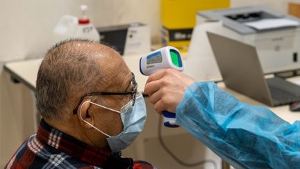 &nbsp;Dans le centre de vaccination contre le Covid-19 du conservatoire de musique de la ville du Creusot (Saône-et-Loire), le 6 février 2021. (FLORIAN JANNOT-CAEILLET / HANS LUCAS / AFP)