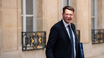 Le ministre des Transports, Patrice Vergriete, dans la cour de l'Elysée, à Paris, le 17 avril 2024. (ANDREA SAVORANI NERI / NURPHOTO / AFP)