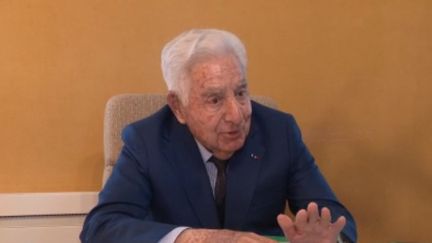 À Pamier, en Ariège, le maire aimerait bien effectuer un cinquième mandat. Signe distinctif : André Trigano a 94 ans. (France 2)