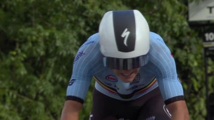 Revivez les moments forts de la course de Remco Evenepoel, sacré champion du monde du contre-la-montre des Mondiaux de Glasgow 2023. Le Belge domine Filippo Ganna, qui finit à 12 secondes. Le podium est complété par le prodige britannique Joshua Tarling, troisième à 48 secondes.