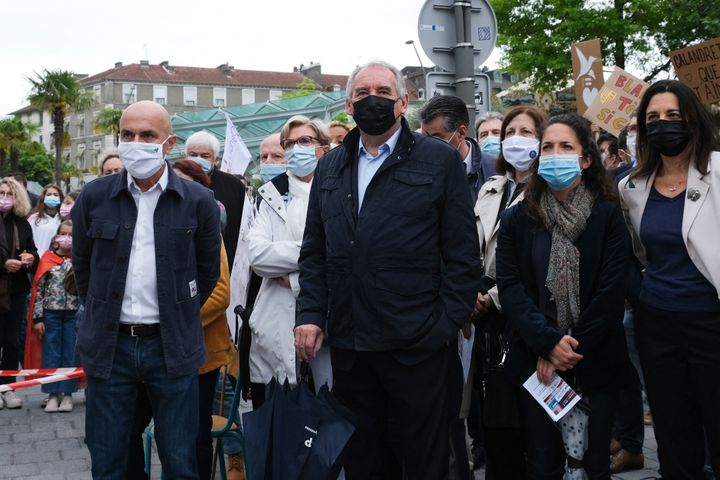 Le maire de Pau et président du MoDem François Bayrou, lors d'un rassemblement pour défendre l'enseignement immersif en langues régionales, le 29 mai 2021 à Pau (Pyrénées-Atlantiques).&nbsp; (LAURENT FERRIERE / HANS LUCAS / AFP)