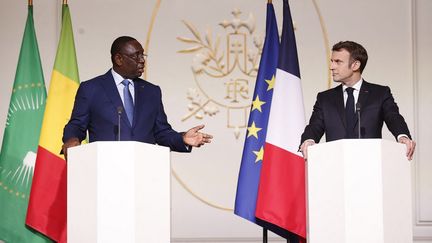 Le président sénégalais Macky Sall et le président français Emmanuel Macron à l'Elysée, le 17 février 2022. (IAN LANGSDON / AFP)