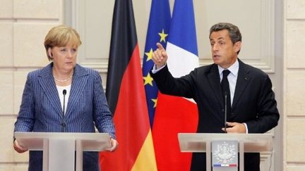 Nicolas Sarkozy et Angela Merkel donnent une conférence de presse commune, à l'Elysée, le 16 août 2011. (AFP - Patrick Kovarik)