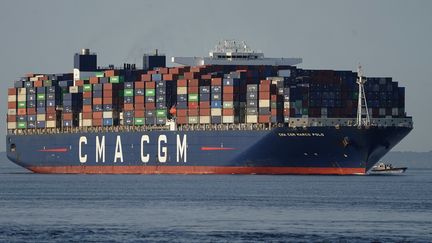 Un porte-conteneurs CMA-CGM, le 20 mai 2021 à New york (États-Unis). (TIMOTHY A. CLARY / AFP)