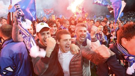 Des supporters de Bastia f&ecirc;tent l'accession de leur club &agrave; la Ligue 1, le 23 avril 2012 apr&egrave;s la victoire face &agrave; Chateauroux, au stade Furiani (Haute-Corse). ( / MAXPPP)