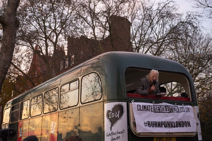 Sur les quais de la Tamise à hauteur de Chelsea Embankment, la styliste Vivienne Westwood explique aux passants la démarche de son fils Joe Corre.
 (NIKLAS HALLE&#039;N / AFP)