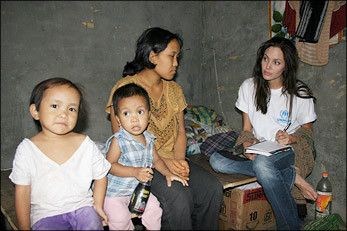 Angelina Jolie, ambassadrice de bonne volonté écoute des enfants sikhs
 (HCR/K.McKinsey)