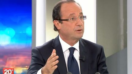 Le candidat PS &agrave; la pr&eacute;sidentielle, Fran&ccedil;ois Hollande, sur le plateau du 20 heures de France 2, le 28 octobre 2011. (FRANCE 2 / AFP)