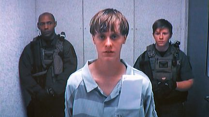 Dylann Roof, l'auteur pr&eacute;sum&eacute; de la tuerie de Charleston (Caroline du Sud, Etats-Unis), lors de son audition au tribunal, le 16 juin 2015. (  REUTERS)