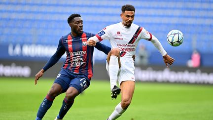 Le Clermontois&nbsp;Cédric Hountondji au duel avec le Caennais Alexandre Mendy lors de la 38e journée de Ligue 2, le 15 mai 2021. (STEPHANE GEUFROI / MAXPPP)