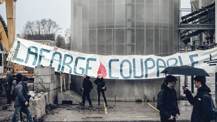 Une action des Soulèvements de la Terre, le 10 décembre 2023, à Paris, sur un site de Lafarge. (VIRGINIE HAFFNER / HANS LUCAS via AFP)