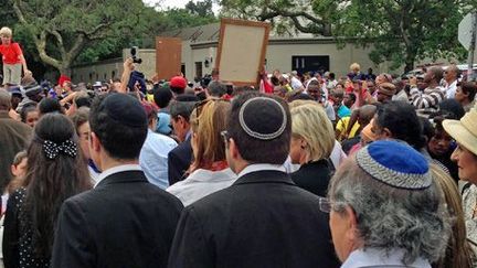 Devant la maison de Nelson Mandela à Houghton (banlieue nord de Johannesburg), le jour du Shabbat, le 7 décembre 2013. (Charles Enderlin)