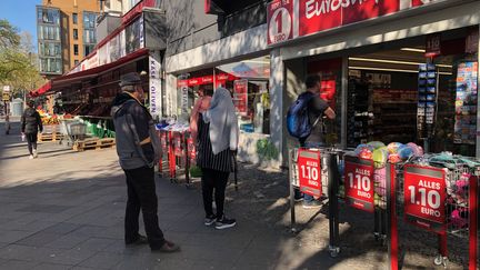 Les gens font la queue à l'extérieur des commerces, qui ont rouvert à Berlin (Allemagne), le 22 avril 2020. (LUDOVIC PIEDTENU / RADIO FRANCE)