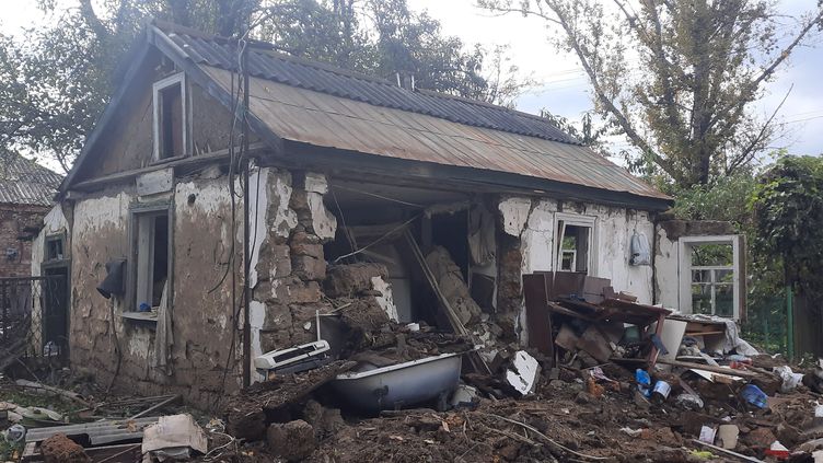 A house in Yatskivka, near Izium, after the Ukrainian bombardments.  (OMAR OUAHMANE / RADIO FRANCE)