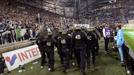 Des CRS dans le stade V&eacute;lodrome, &agrave; Marseille (Bouches-du-Rh&ocirc;ne), lors du match OM-OL, le 20 septembre 2015. (FRANCK PENNANT / AFP)