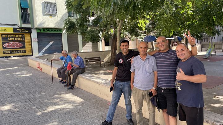 Quatre habitants d'un quartier populaire de Mataro, ville natale de Lamine Yamal, la jeune star du Barça et de l'Espagne. (HENRY DE LAGUERIE / RADIOFRANCE)