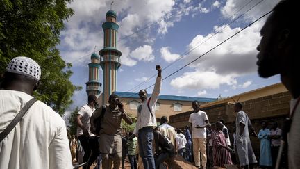 Des manifestants à une barricade devant la mosquée Salam de&nbsp;Badalabougou où l'influent Imam Mahmoud Dicko,&nbsp;autour duquel s'organise la coalition du M5, a&nbsp;dirigé&nbsp;le 12 juillet 2020 une prière dédiée aux personnes tuées lors des manifestations du mouvement les&nbsp;jours précedents à Bamako, la capitale malienne.&nbsp; (MICHELE CATTANI / AFP)