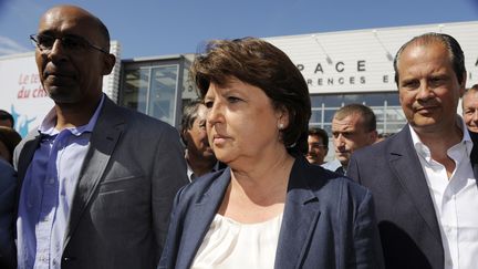 Martine Aubry encadr&eacute;e par Harlem D&eacute;sir (&agrave; gauche) et Jean-Christophe Cambad&eacute;lis (&agrave; droite), qui s'affrontent pour sa succession &agrave; la t&ecirc;te du Parti socialiste, le 26 ao&ucirc;t 2012 &agrave; La Rochelle (Charente-Maritime). (JEAN-PIERRE MULLER / AFP)