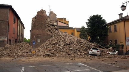 La tour historique du centre de Finale Emilia (Italie), effondr&eacute;e &agrave; la suite du s&eacute;isme, le 20 mai 2012. (PIERRE TEYSSOT / AFP)