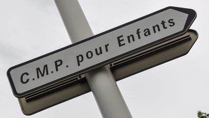 Un panneau de signalisation indiquant la direction d'un centre médico-psychologique pour enfants à Perpignan (Pyrénées-Orientales), le 29 avril 2021. (CLEMENTZ MICHEL / MAXPPP)