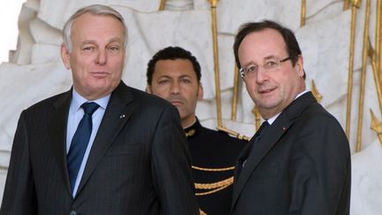 Le Premier ministre, Jean-Marc Ayrault, et le pr&eacute;sident Fran&ccedil;ois Hollande, photographi&eacute;s ici le 27 mars 2013 &agrave; l'Elys&eacute;e, ont atteint un record d'impopularit&eacute; en avril. (BERTRAND LANGLOIS / AFP)