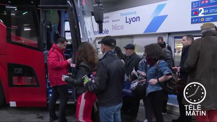 Grève de la SNCF : "Les cheminots nous prennent en otage"