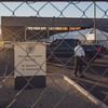 Un agent de sécurité se tient derrière une barrière devant le centre électoral de Maricopa, à Phoenix, en Arizona, le 4 novembre 2024. (OLIVIER TOURON / AFP)