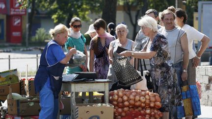 Des habitants de Donetsk, dans l'est de l'Ukraine, font la queue pour acheter des l&eacute;gumes, le 10 ao&ucirc;t. (SERGEI KARPUKHIN / REUTERS)